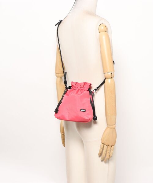 VANS（バンズ）の「VANS ヴァンズ Drawstring Shoulder Bag バッグ 125K7190100 PINK（ボディバッグ/ウエストポーチ・メンズ・ピンク・FREE）」の5枚目の写真
