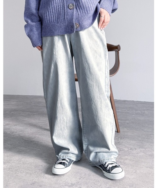 reca(レカ)の「飾り釦付き裏ゴムストレートデニムパンツ(デニムパンツ・レディース・グレー/ブルー/ネイビー/ライトブルー・M/L/LL)」の2枚目の写真