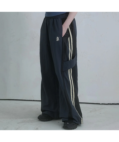 AVANDRESS(アバンドレス )の「ローカルナイロンパンツ - 2COL(スウェットパンツ・メンズ・ブラック/チャコール・SMALL/MEDIUM/LARGE)」の2枚目の写真
