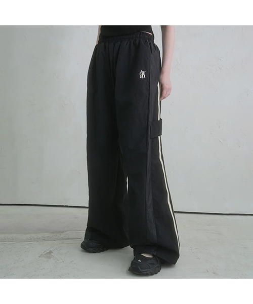 AVANDRESS(アバンドレス )の「ローカルナイロンパンツ - 2COL(スウェットパンツ・メンズ・ブラック/チャコール・SMALL/MEDIUM/LARGE)」の1枚目の写真