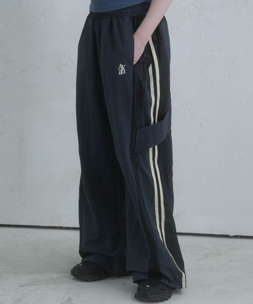 AVANDRESS(アバンドレス )の「ローカルナイロンパンツ - 2COL(スウェットパンツ・メンズ・ブラック/チャコール・SMALL/MEDIUM/LARGE)」の3枚目の写真