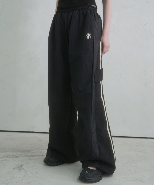 AVANDRESS(アバンドレス )の「ローカルナイロンパンツ - 2COL(スウェットパンツ・メンズ・ブラック/チャコール・SMALL/MEDIUM/LARGE)」の4枚目の写真