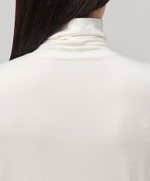 MUSINSA STANDARD WOMAN（ムシンサスタンダードウーマン）の「ウィメンズテンセルスリムタートルネックTシャツ[クリーム]（Tシャツ/カットソー・レディース・その他・SMALL/MEDIUM/LARGE/X-LARGE/X-SMALL）」の4枚目の写真