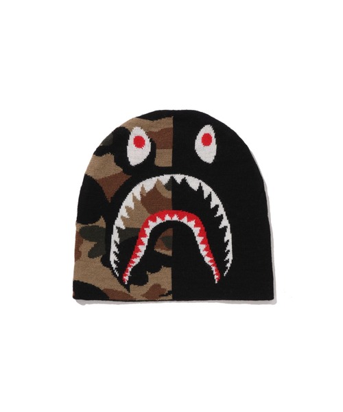 A BATHING APE（アベイシングエイプ）の「1ST CAMO SHARK KNIT CAP（ハット・メンズ・グレー/ブラック/レッド・FREE）」の2枚目の写真