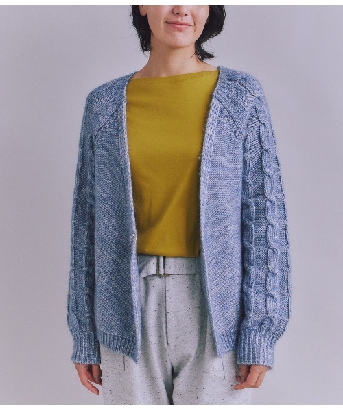 SIPULI（シプリ）の「Cotton Alpaca ケーブルラグランニットカーディガン（ニット/セーター・レディース・ベージュ/サックスブルー・2）」の4枚目の写真