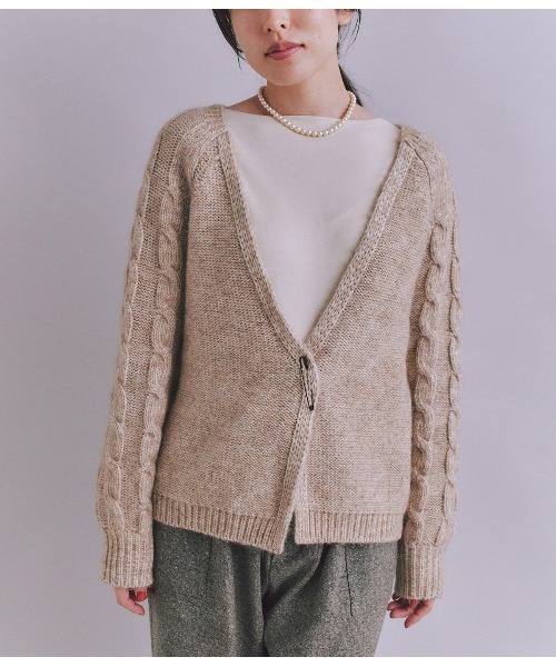 SIPULI（シプリ）の「Cotton Alpaca ケーブルラグランニットカーディガン（ニット/セーター・レディース・ベージュ/サックスブルー・2）」の12枚目の写真