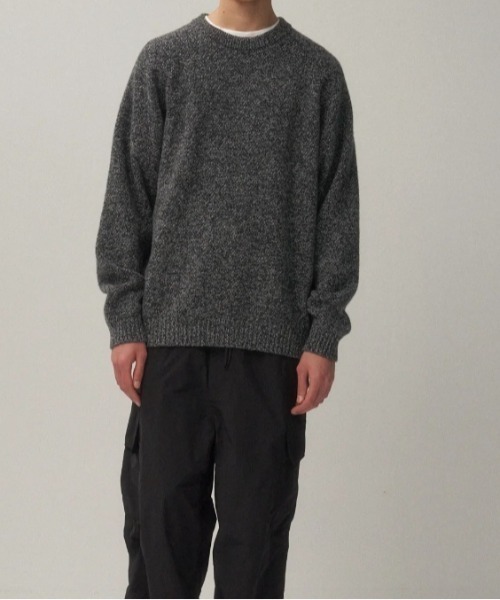 ATON(エイトン)の「ATON (エイトン) LAMBS WOOL | CREWNECK SWEATER(ニット/セーター・メンズ・チャコールグレー/ブラック・6/4)」の4枚目の写真