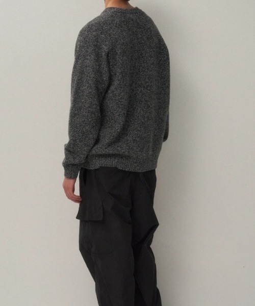 ATON(エイトン)の「ATON (エイトン) LAMBS WOOL | CREWNECK SWEATER(ニット/セーター・メンズ・チャコールグレー/ブラック・6/4)」の5枚目の写真