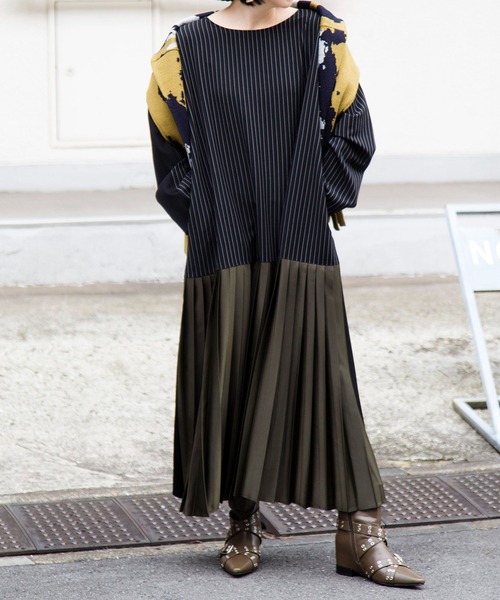 OSMOSIS(オズモーシス)の「2WAYバックプリーツワンピース(ワンピース・レディース・ネイビー/ブラック・ONE SIZE)」の4枚目の写真