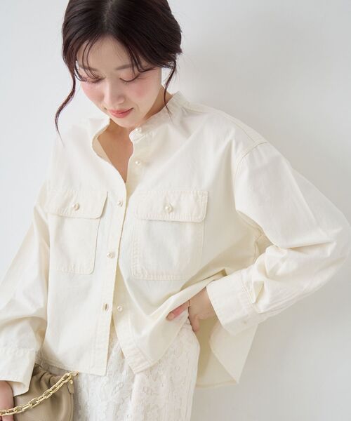 le.coeur blanc（ルクールブラン）の「スタンドネックパールボタンシャツ（シャツ/ブラウス・レディース・ダークグレー/イエロー/オフホワイト/サックスブルー/ピンク・38）」の2枚目の写真