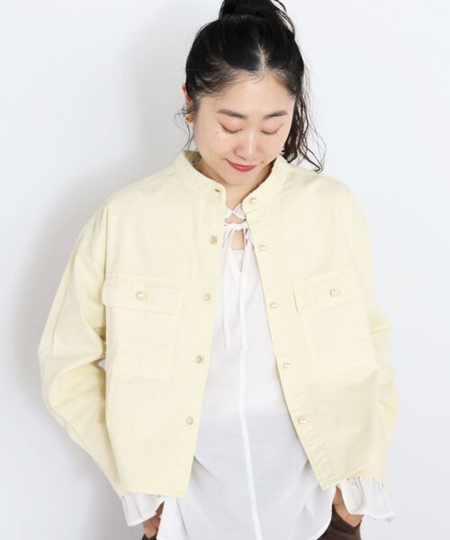 le.coeur blanc（ルクールブラン）の「スタンドネックパールボタンシャツ（シャツ/ブラウス・レディース・ダークグレー/イエロー/オフホワイト/サックスブルー/ピンク・38）」の5枚目の写真