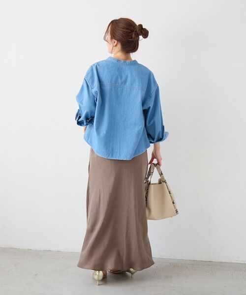 le.coeur blanc(ルクールブラン)の「スタンドネックパールボタンシャツ(シャツ/ブラウス・レディース・ダークグレー/イエロー/オフホワイト/サックスブルー/ピンク・38)」の13枚目の写真