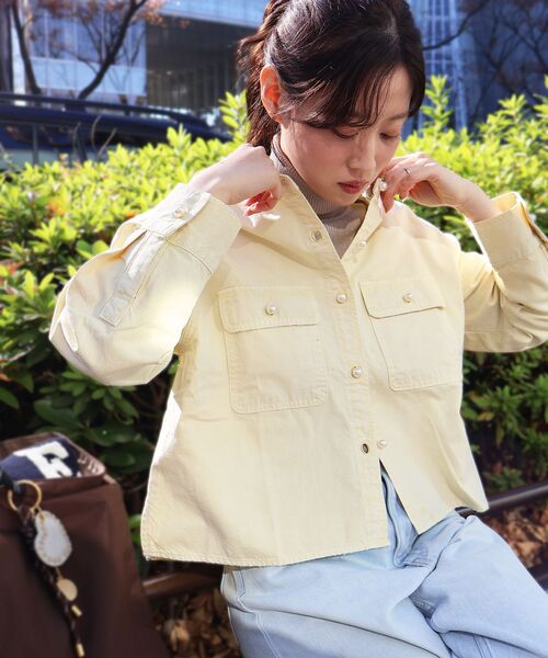 le.coeur blanc（ルクールブラン）の「スタンドネックパールボタンシャツ（シャツ/ブラウス・レディース・ダークグレー/イエロー/オフホワイト/サックスブルー/ピンク・38）」の6枚目の写真