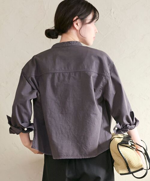 le.coeur blanc（ルクールブラン）の「スタンドネックパールボタンシャツ（シャツ/ブラウス・レディース・ダークグレー/イエロー/オフホワイト/サックスブルー/ピンク・38）」の16枚目の写真