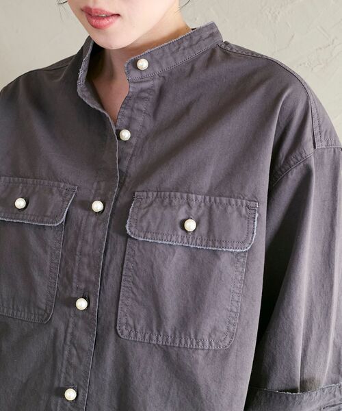 le.coeur blanc（ルクールブラン）の「スタンドネックパールボタンシャツ（シャツ/ブラウス・レディース・ダークグレー/イエロー/オフホワイト/サックスブルー/ピンク・38）」の18枚目の写真