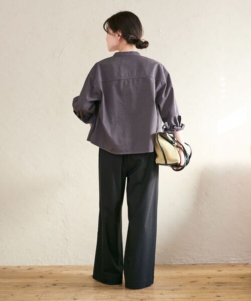 le.coeur blanc（ルクールブラン）の「スタンドネックパールボタンシャツ（シャツ/ブラウス・レディース・ダークグレー/イエロー/オフホワイト/サックスブルー/ピンク・38）」の22枚目の写真