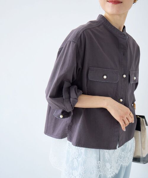 le.coeur blanc（ルクールブラン）の「スタンドネックパールボタンシャツ（シャツ/ブラウス・レディース・ダークグレー/イエロー/オフホワイト/サックスブルー/ピンク・38）」の16枚目の写真