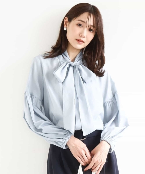MK MICHEL KLEIN(エムケーミッシェルクラン)の「ボウ付きバンドカラーブラウス/洗える(シャツ/ブラウス・レディース・ライトブルー/ホワイト・38)」の2枚目の写真