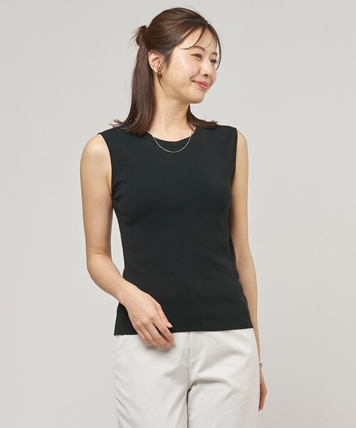 J.PRESS(ジェイプレス)の「【レイヤードスタイルに】FINE COTTON SLEEVELESS タンクトップ(タンクトップ・レディース・ホワイト系/ブラック系/ベージュ系/シルバー系・T15/T13)」の2枚目の写真