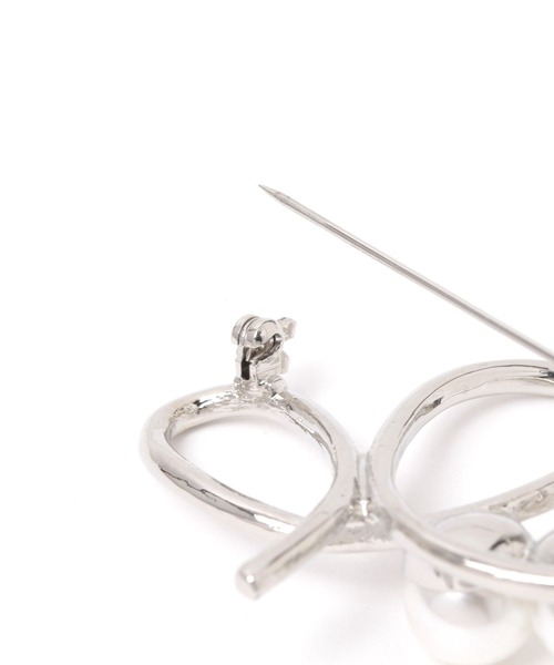 studio CLIP（スタディオクリップ）の「【daily CLIP】パールライクリボンモチーフブローチ（ブローチ/コサージュ・レディース・その他1/その他2・FREE）」の4枚目の写真