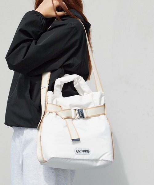 OUTDOOR PRODUCTS（アウトドアプロダクツ）の「OUTDOOR PRODUCTS/アウトドアプロダクツ 2WAY BELT TOTE(S) ブランドロゴ 巾着トートバッグ 秋 秋服 2026年秋冬（ショルダーバッグ・レディース・ブラック/アイボリー/モカ・FREE）」の2枚目の写真