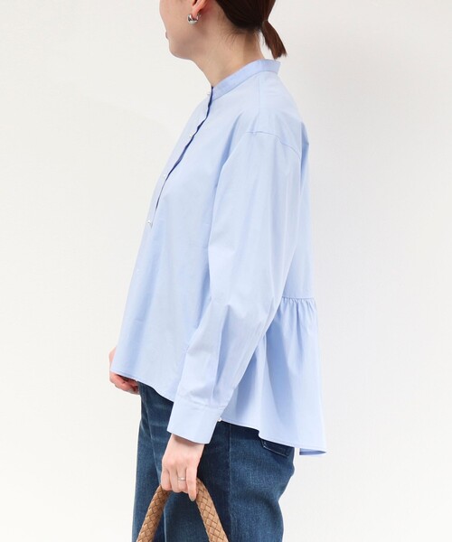MICO COULIER（ミコクリエ）の「パール釦ペプラムブラウス（シャツ/ブラウス・レディース・グレー系その他/サックスブルー/ホワイト・38）」の7枚目の写真