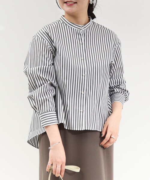 MICO COULIER（ミコクリエ）の「パール釦ペプラムブラウス（シャツ/ブラウス・レディース・グレー系その他/サックスブルー/ホワイト・38）」の12枚目の写真