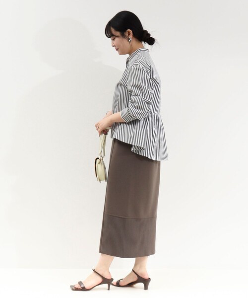 MICO COULIER（ミコクリエ）の「パール釦ペプラムブラウス（シャツ/ブラウス・レディース・グレー系その他/サックスブルー/ホワイト・38）」の13枚目の写真