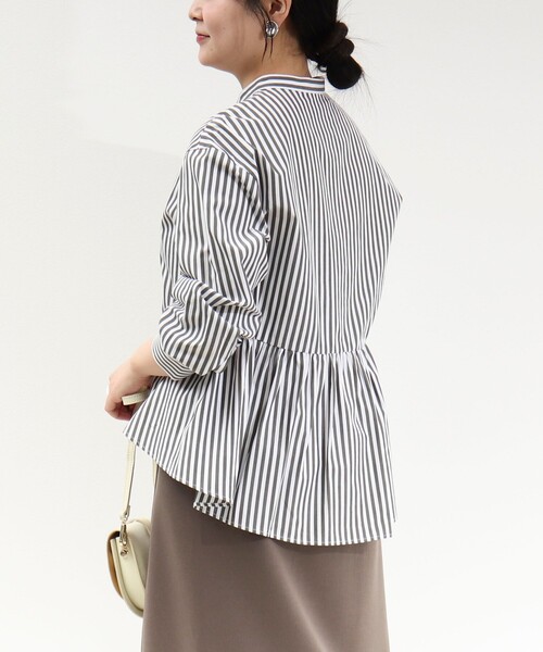 MICO COULIER（ミコクリエ）の「パール釦ペプラムブラウス（シャツ/ブラウス・レディース・グレー系その他/サックスブルー/ホワイト・38）」の14枚目の写真