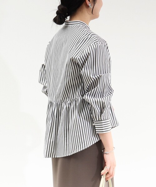 MICO COULIER（ミコクリエ）の「パール釦ペプラムブラウス（シャツ/ブラウス・レディース・グレー系その他/サックスブルー/ホワイト・38）」の16枚目の写真