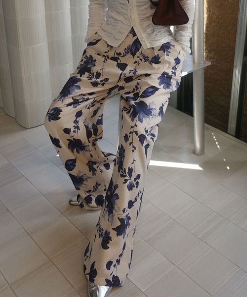 Ameri(アメリ)の「GRAINY FLOWER STRAIGHT PANTS(その他パンツ・レディース・アイボリー/ブラック・SMALL/MEDIUM)」の1枚目の写真