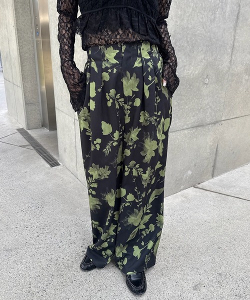 Ameri(アメリ)の「GRAINY FLOWER STRAIGHT PANTS(その他パンツ・レディース・アイボリー/ブラック・SMALL/MEDIUM)」の2枚目の写真