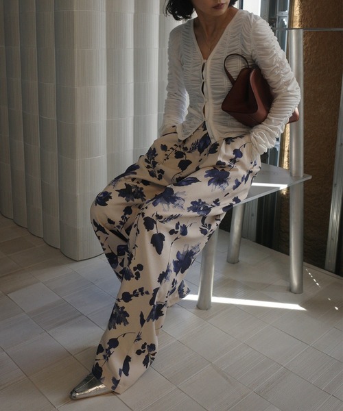 Ameri(アメリ)の「GRAINY FLOWER STRAIGHT PANTS(その他パンツ・レディース・アイボリー/ブラック・SMALL/MEDIUM)」の4枚目の写真