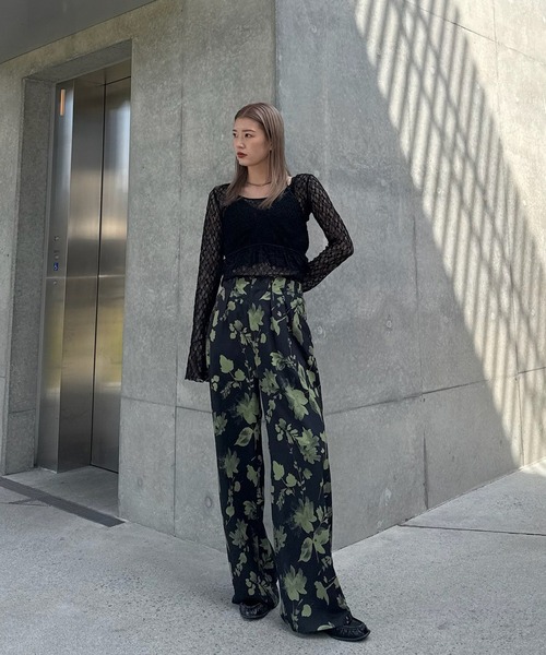 Ameri(アメリ)の「GRAINY FLOWER STRAIGHT PANTS(その他パンツ・レディース・アイボリー/ブラック・SMALL/MEDIUM)」の7枚目の写真