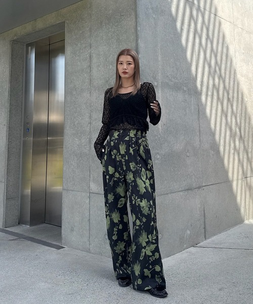 Ameri(アメリ)の「GRAINY FLOWER STRAIGHT PANTS(その他パンツ・レディース・アイボリー/ブラック・SMALL/MEDIUM)」の8枚目の写真