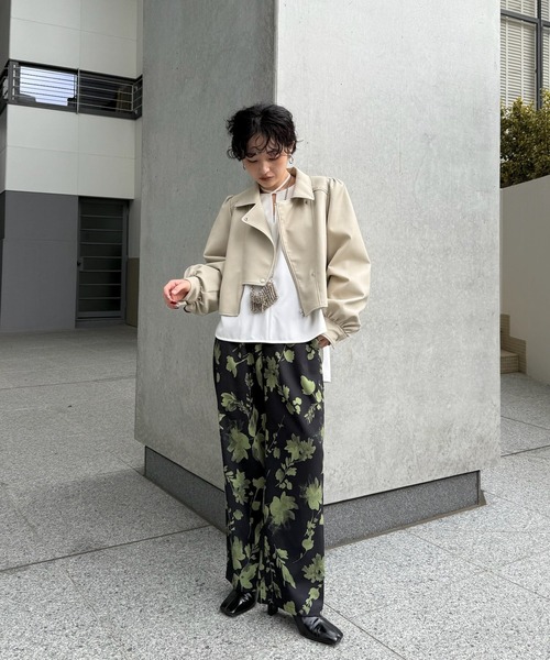 Ameri(アメリ)の「GRAINY FLOWER STRAIGHT PANTS(その他パンツ・レディース・アイボリー/ブラック・SMALL/MEDIUM)」の10枚目の写真