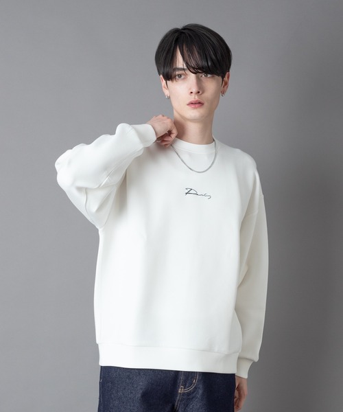 BROWNY(ブラウニー)の「BROWNY/【26年春夏新作】アクセ付きフォトグラフィックプルオーバー(スウェット・メンズ・ホワイト/チャコール/サックスブルー・MEDIUM/LARGE)」の2枚目の写真