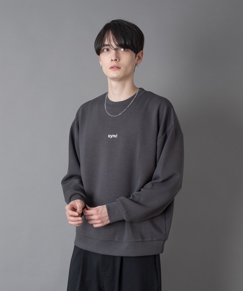 BROWNY(ブラウニー)の「BROWNY/【26年春夏新作】アクセ付きフォトグラフィックプルオーバー(スウェット・メンズ・ホワイト/チャコール/サックスブルー・MEDIUM/LARGE)」の3枚目の写真