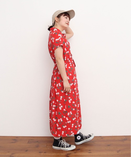 Dot&Stripes CHILD WOMAN(ドットアンドストライプス チャイルドウーマン)の「チェリープリント プリーツ半袖シャツワンピース(ワンピース・レディース・ネイビー/レッド・FREE)」の3枚目の写真