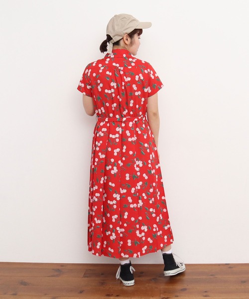 Dot&Stripes CHILD WOMAN(ドットアンドストライプス チャイルドウーマン)の「チェリープリント プリーツ半袖シャツワンピース(ワンピース・レディース・ネイビー/レッド・FREE)」の4枚目の写真