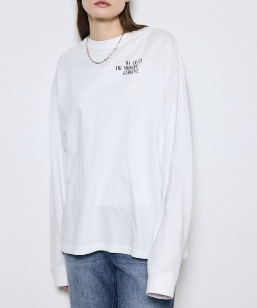 AZUL by moussy(アズールバイマウジー)の「ワンポイントロゴロングTシャツ 春服 秋服 長袖 ロンT(Tシャツ/カットソー・レディース・オフホワイト/ライトブラック・MEDIUM/SMALL)」の2枚目の写真