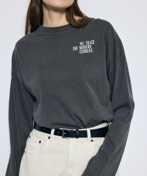 AZUL by moussy(アズールバイマウジー)の「ワンポイントロゴロングTシャツ 春服 秋服 長袖 ロンT(Tシャツ/カットソー・レディース・オフホワイト/ライトブラック・MEDIUM/SMALL)」の1枚目の写真