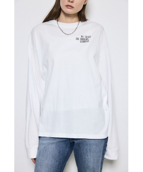AZUL by moussy(アズールバイマウジー)の「ワンポイントロゴロングTシャツ 春服 秋服 長袖 ロンT(Tシャツ/カットソー・レディース・オフホワイト/ライトブラック・MEDIUM/SMALL)」の4枚目の写真