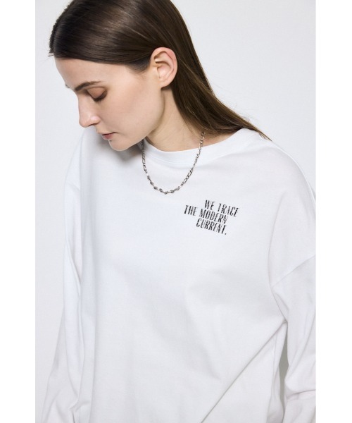 AZUL by moussy(アズールバイマウジー)の「ワンポイントロゴロングTシャツ 春服 秋服 長袖 ロンT(Tシャツ/カットソー・レディース・オフホワイト/ライトブラック・MEDIUM/SMALL)」の5枚目の写真