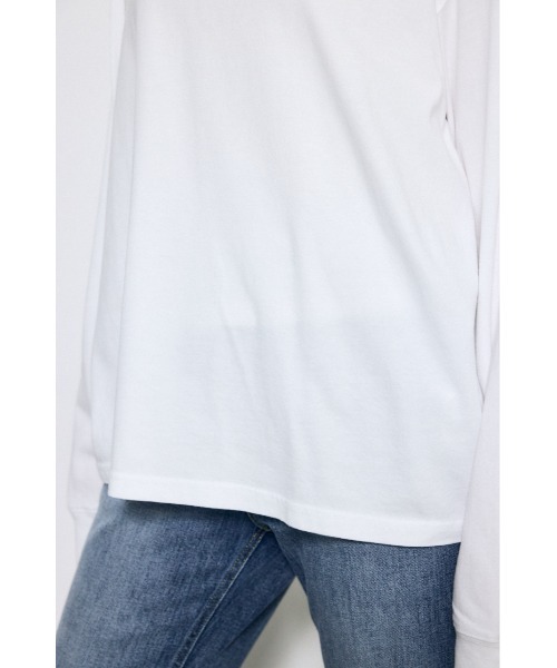AZUL by moussy(アズールバイマウジー)の「ワンポイントロゴロングTシャツ 春服 秋服 長袖 ロンT(Tシャツ/カットソー・レディース・オフホワイト/ライトブラック・MEDIUM/SMALL)」の11枚目の写真