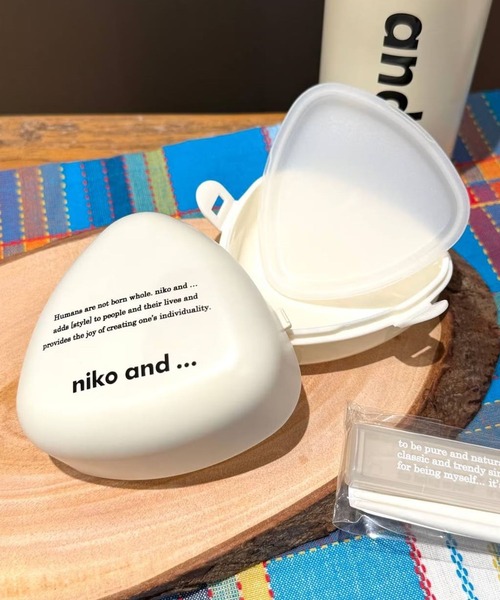niko and...(ニコアンド)の「ニコロゴオニギリケース(お弁当箱・レディース・ホワイト・0)」の1枚目の写真