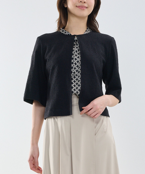 NARACAMICIE（ナラカミーチェ）の「【NARACAMICIE】シュリンクジャガード六分袖ジャケット（ノーカラージャケット・レディース・ブラック/ホワイト・M/L）」の2枚目の写真