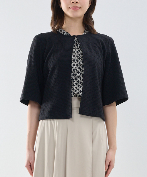 NARACAMICIE（ナラカミーチェ）の「【NARACAMICIE】シュリンクジャガード六分袖ジャケット（ノーカラージャケット・レディース・ブラック/ホワイト・M/L）」の3枚目の写真