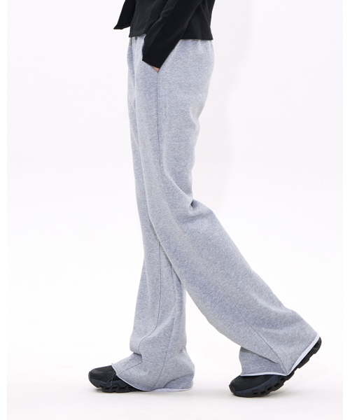 MOAA（モア）の「Raw Edge Flare Sweatpants (BLACK)（スウェットパンツ・レディース・その他・SMALL/MEDIUM）」の2枚目の写真