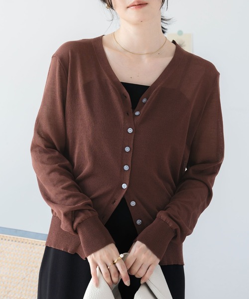 Futier land（フューティアランド）の「【UVカット・接触冷感】冷房対策もできて、きれいめに見える。 Vネックシアーサマーニットカーディガン（カーディガン/ボレロ・レディース・ピンク/ライトグレー/ホワイト/グレイッシュベージュ/ブラック/ブラウン・FREE）」の4枚目の写真
